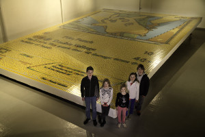 Children_in_front_of_the_record_breaking_mosaic